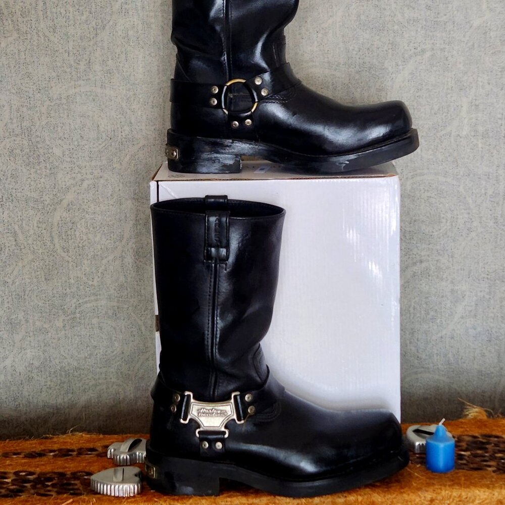 Harley Davidson boots w/Harley on buckle, heel plate & sole incl red hardly worn
